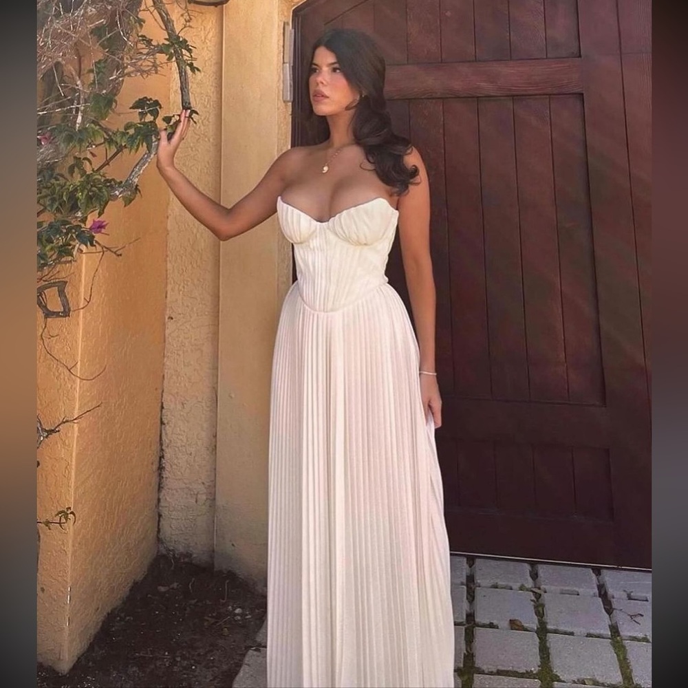 HOUSE OF CB 'Amorata'‎ Ivory Pleated Maxi Dress NWOT size XS D-DD - Picture 3 of 17